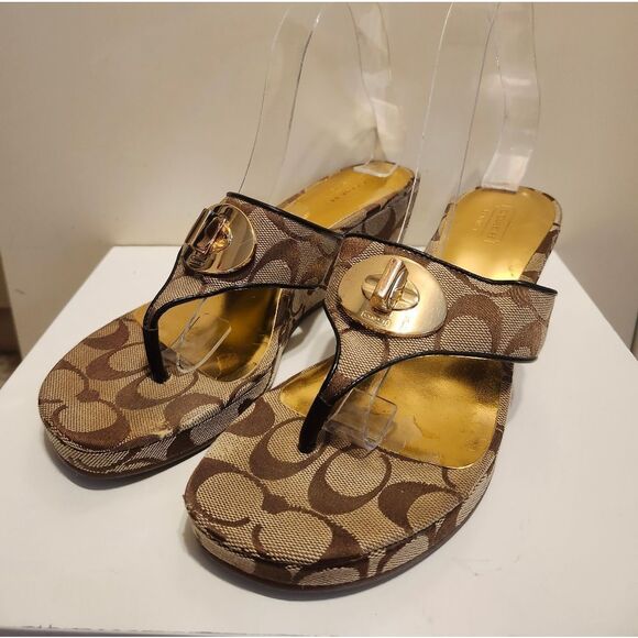 Coach "Noble" Canvas Print w/Gold Turn Lock Wedge Thong Sandals Sz.7.5 Ret. $168 - Picture 1 of 7